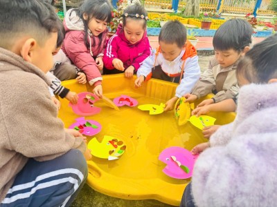 Hoạt động tạo hình kết hợp trải nghiệm ngoài trời của lớp 5 tuổi C